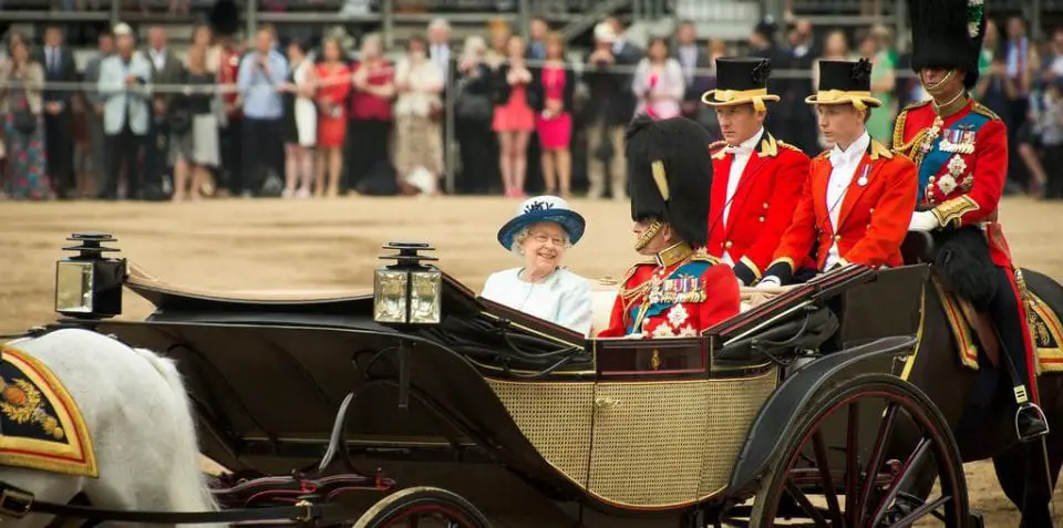 Parade Buckingham Palace Queen in Kutsche