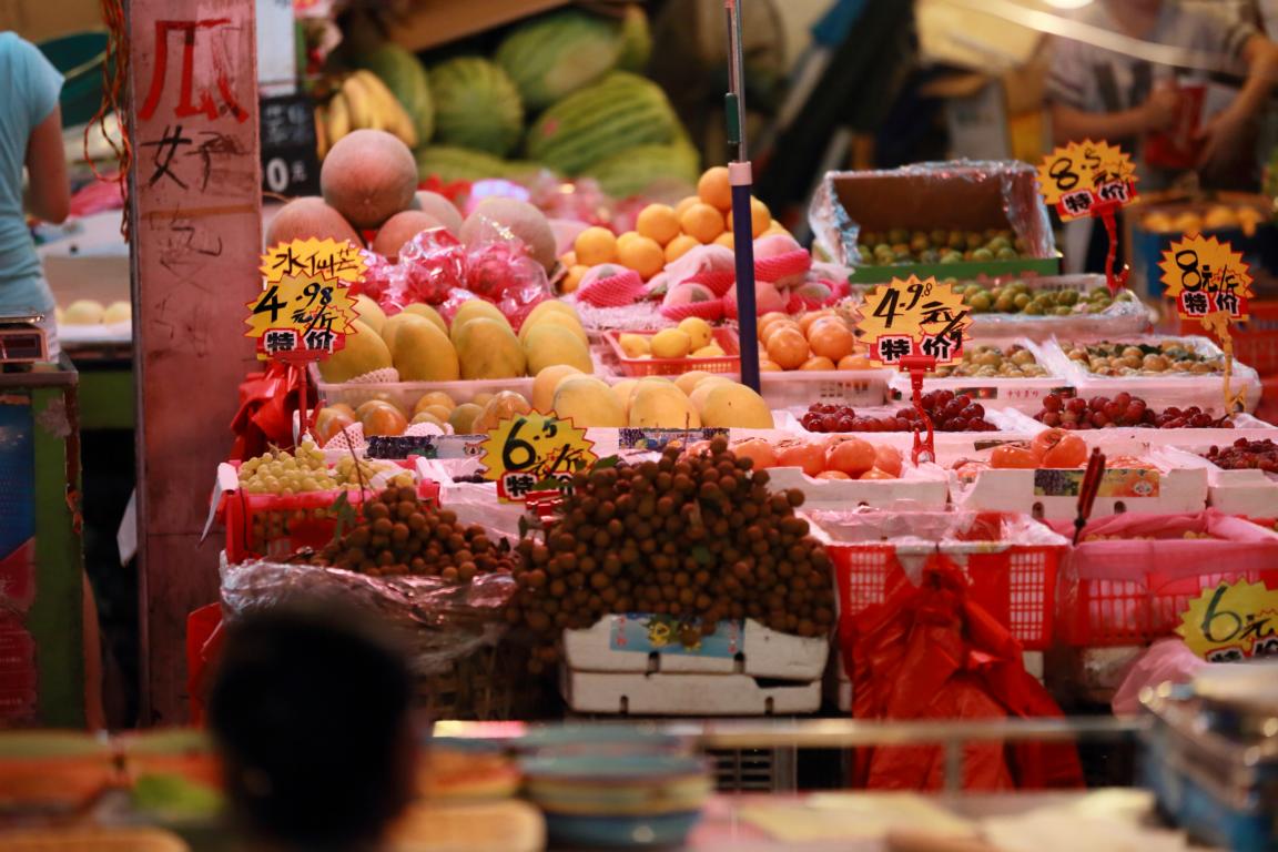 Nachtmarkt in Bangkok Stand Früchte