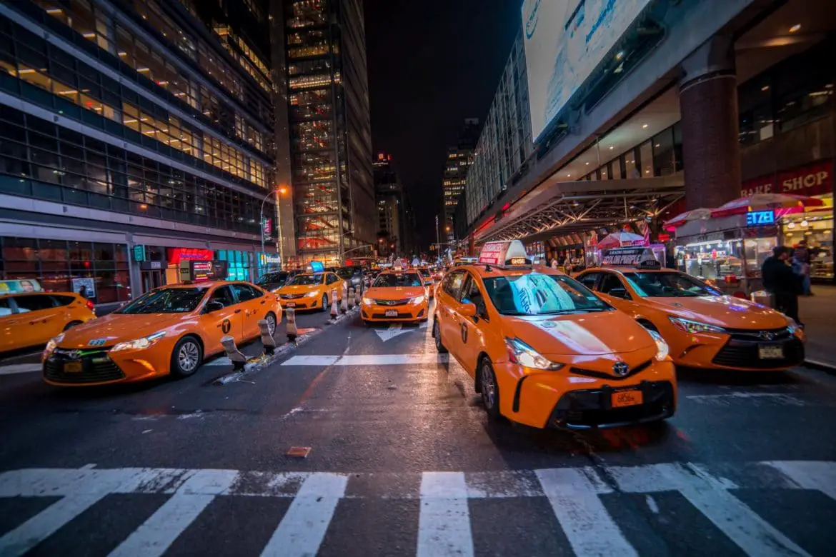 New York taxis bei nacht