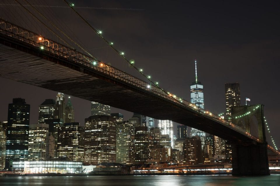 New York Brooklyn Bridge bei Nacht