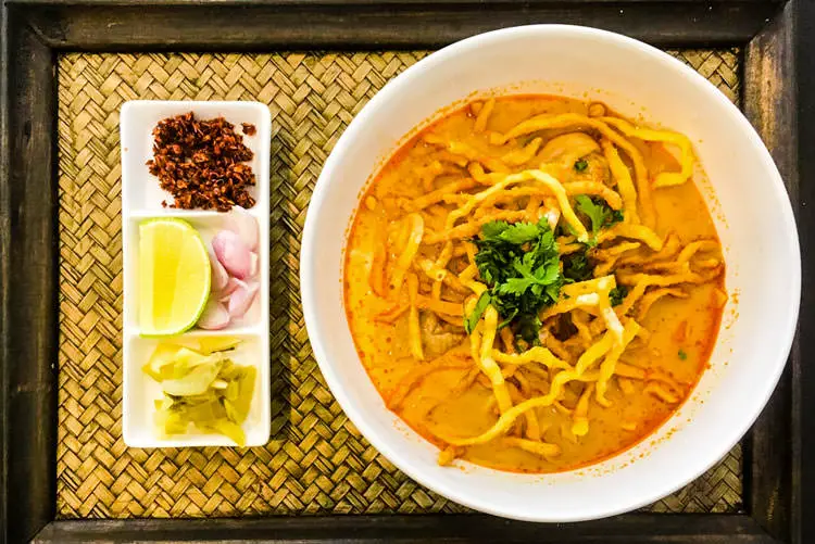 Khao Soi aus dem Norden Thailands Essen in Asien 