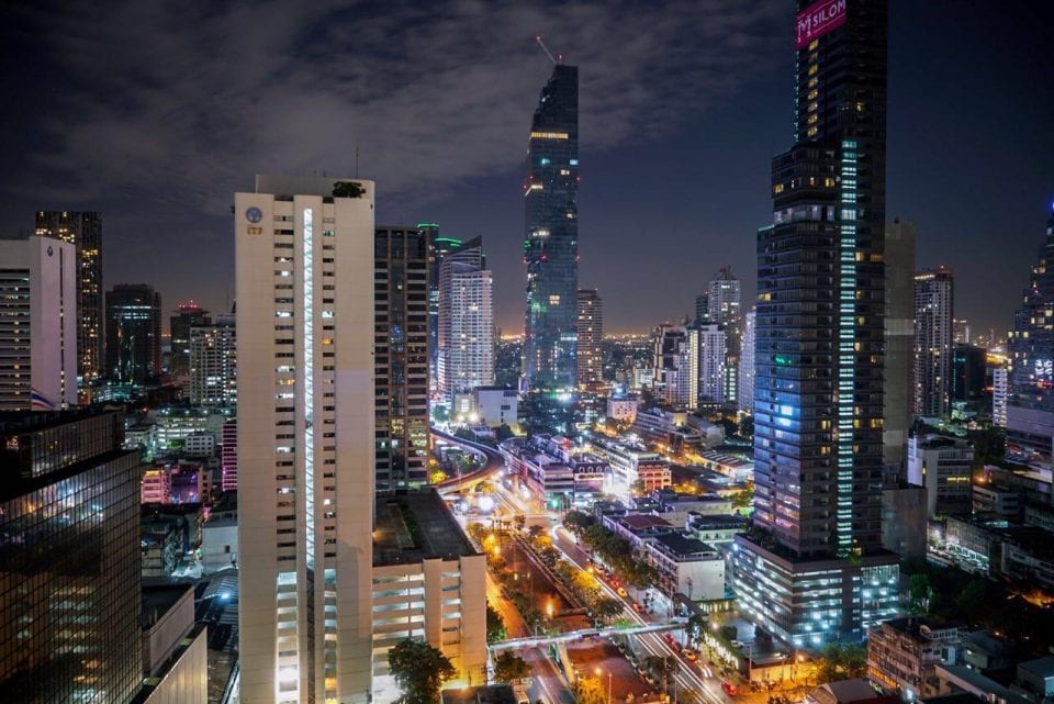 Bangkok skyline bei nacht
