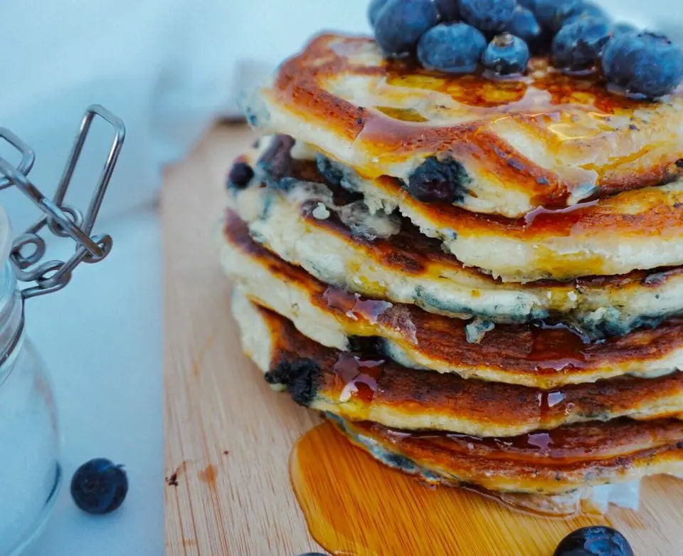 blueberry pancakes mit ahornsirup