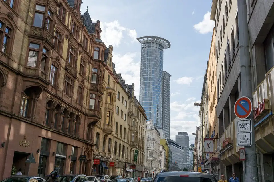Bahnhofsviertel Frankfurt Tipps mit Skyline