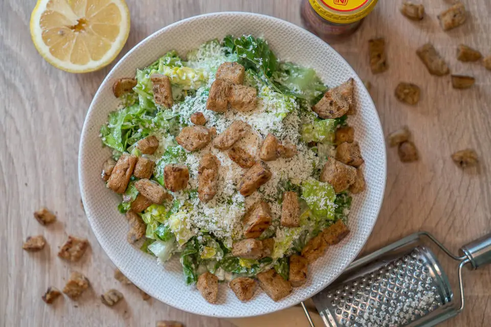 Caesar Salad Rezept mit selbstgemachten Croutons