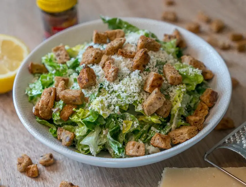 Klassisches Caesar Salad Rezept mit selbstgemachten Croutons