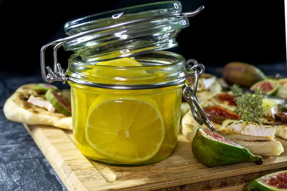 Ziegenkäse mit Honig, Feigen und Zitronen auf frischem Pfannenbrot