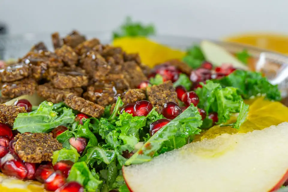 Grünkohl Salat mit Granatapfel und knusprigen Pumpernickel Croutons