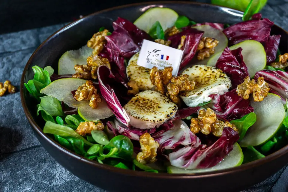 Salat mit Ziegenkäse, Radicchio, Birne, Walnüssen und Feldsalat