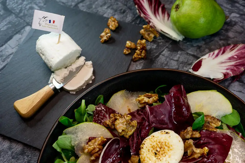 Salat mit Ziegenkäse, Radicchio, Birne, Walnüssen und Feldsalat