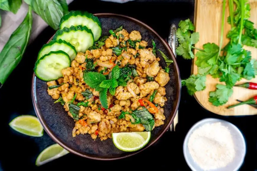 Larb Gai der traditionelle Thai Fleischsalat mit Hähnchen