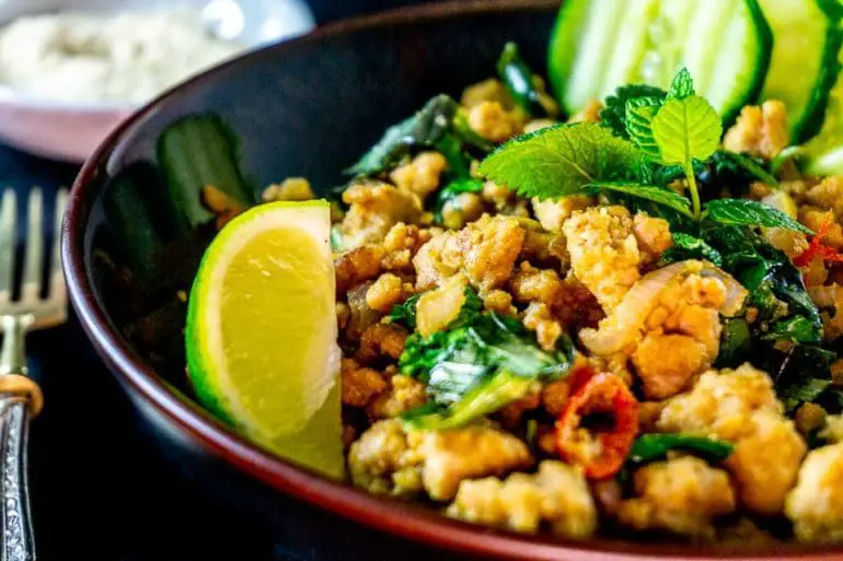 Larb Gai der traditionelle Thai Fleischsalat mit Hähnchen