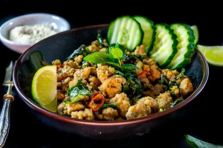 Larb Gai der traditionelle Thai Fleischsalat mit Hähnchen
