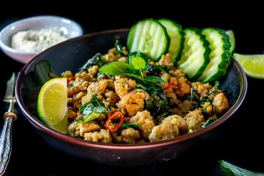 Larb Gai der traditionelle Thai Fleischsalat mit Hähnchen