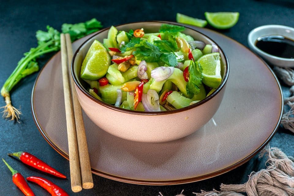 Ajaad – einfacher Thai Gurkensalat mit Chili und Koriander
