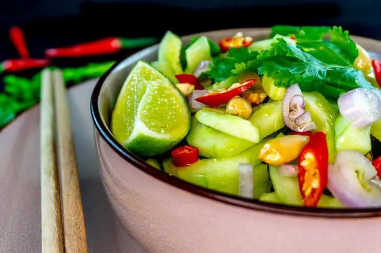 Ajaad - einfacher Thai Gurkensalat mit Chili und Koriander