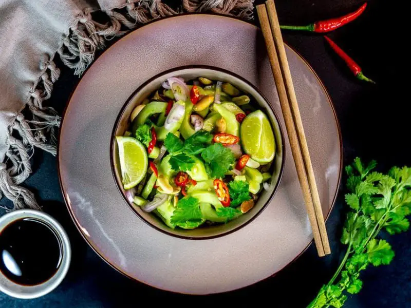 Ajaad - einfacher Thai Gurkensalat mit Chili und Koriander