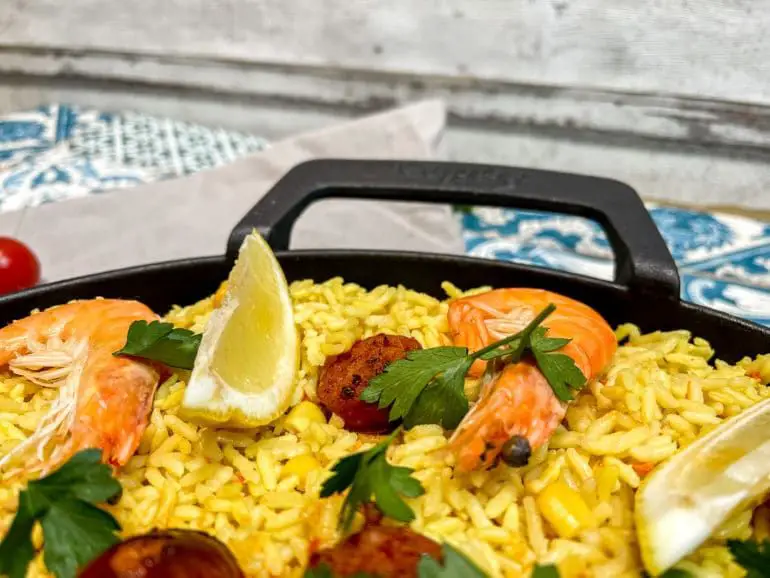 Paella mit Garnelen und Chorizo spanisches ComfortFood