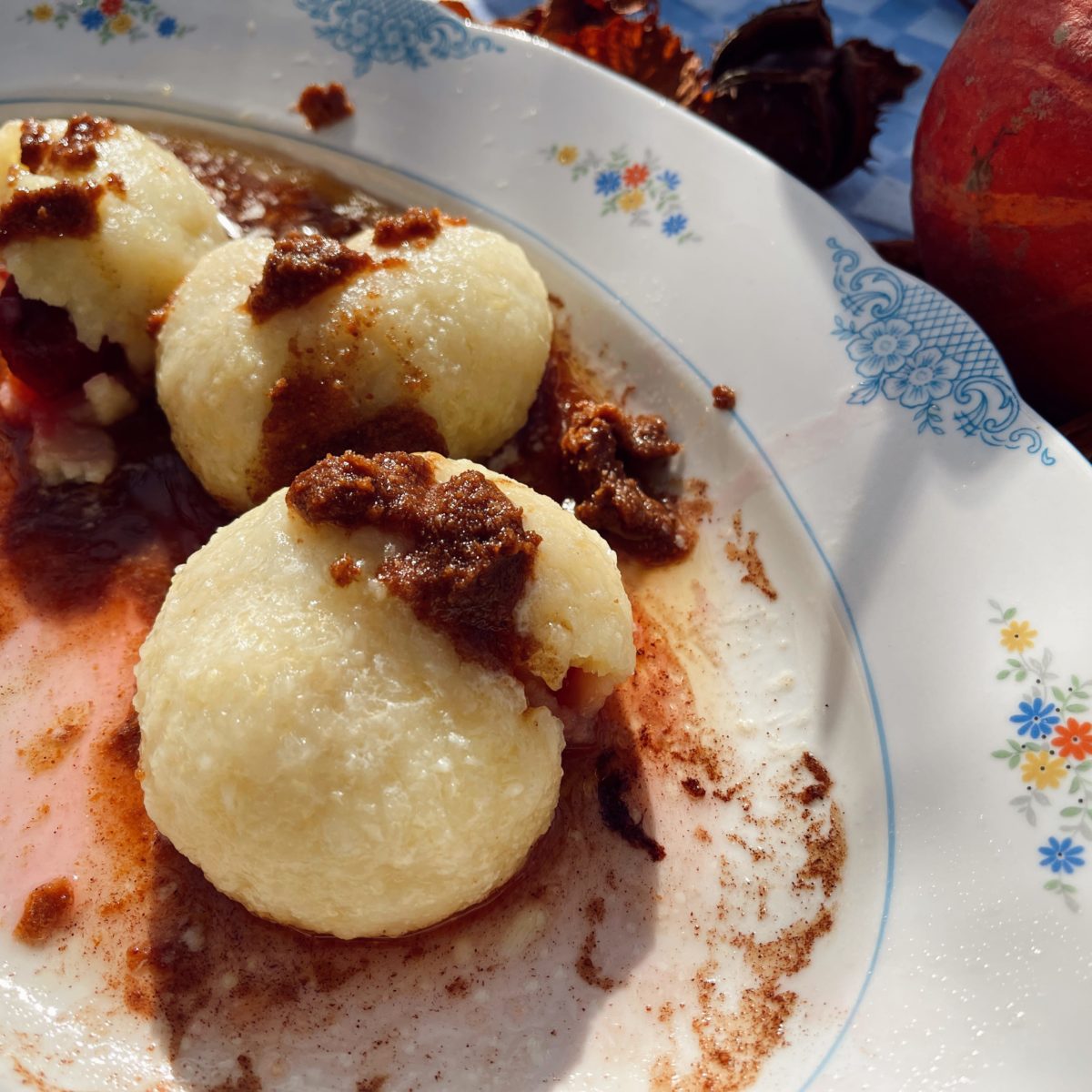 Rezept für Zwetschgenknödel mit den besten Butterbröseln aus Franken