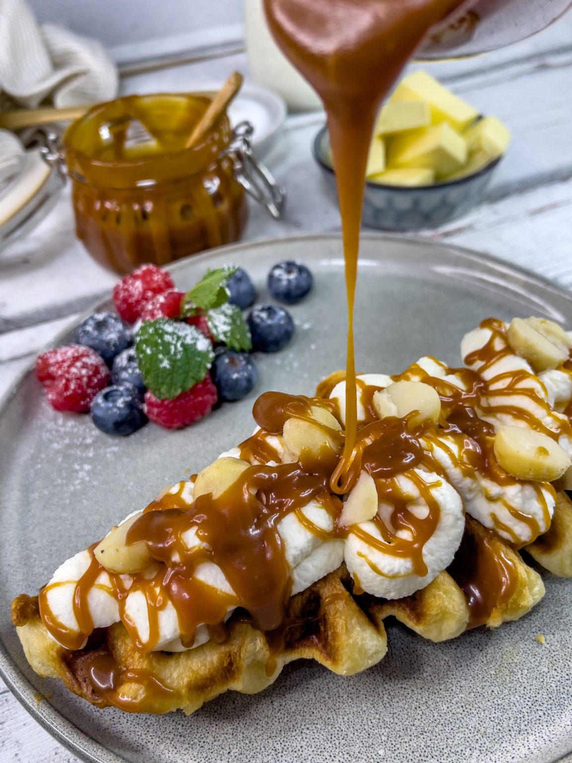 Croffle: DER Foodtrend - Rezept mit Salted Caramel und Sahne