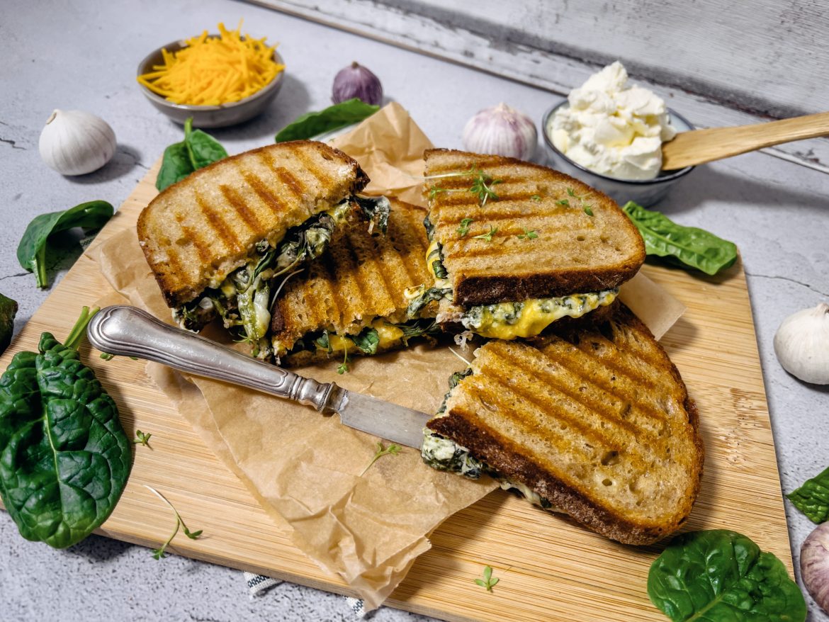 Grilled Cheese Sandwich mit cremiger Spinatfüllung