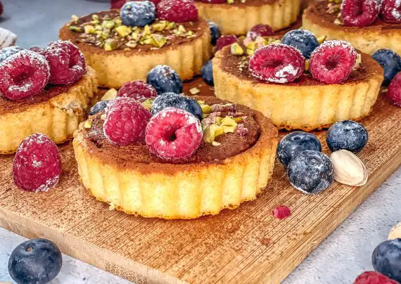 Tartelette Rezept mit Schokolade und Himbeeren | Yummy Travel