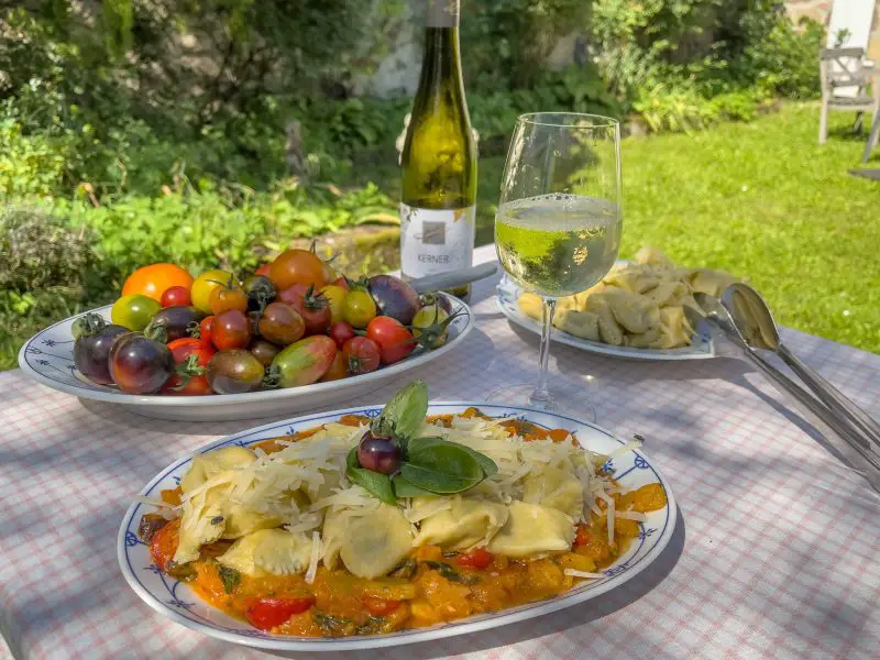 Ravioli mit Kartoffelfüllung auf Tomatenragout – inspiriert von der Weinregion Schweinfurt
