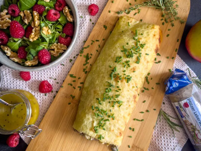 Kartoffelrolle mit Leberwurstfüllung und knackigem Feldsalat